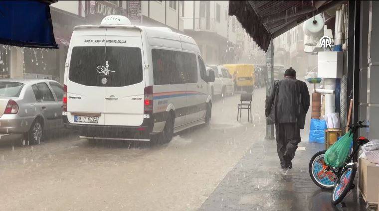 Bayburt'u sağanak vurdu! Cadde ve sokaklar göle döndü 18